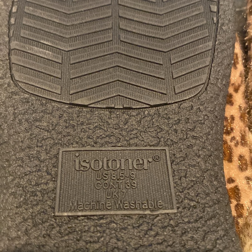 Isotoner Microsuede Sage Hoodback Cheetah 🐆 Slippers - Picture 5 of 7